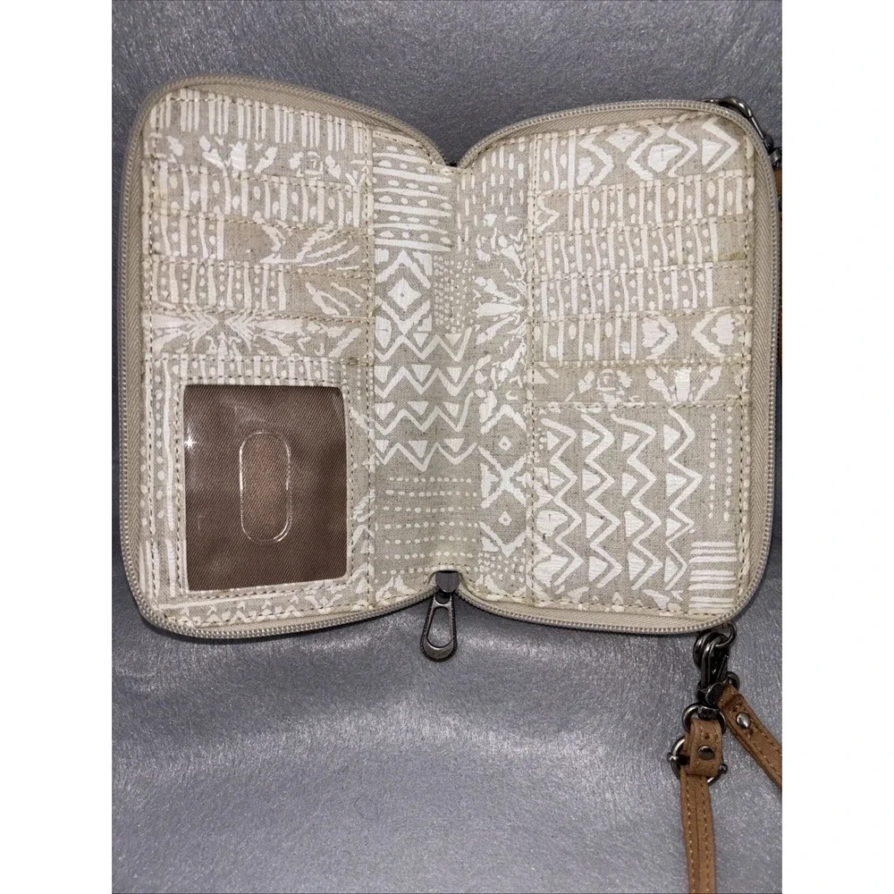 Sakroots LUNA Zip Around‎ Wallet Wristlet Crossbody Smartphone Holder Tan White